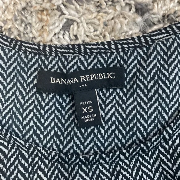Banana republic factory size petite XS sleeveless herringbone print blouse - Picture 2 of 7